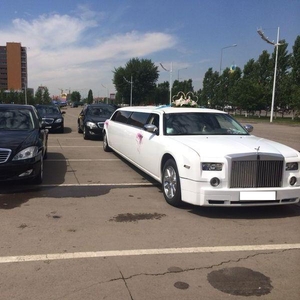 Лимузин Chrysler 300C для свадьбы в Астане.