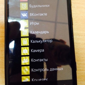 nokia lumia 625 с коробкой в хорошем состоянии зарядник наушник есть. 